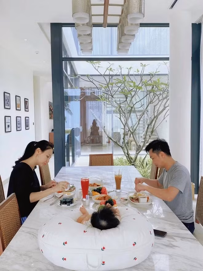 Từ khu vực bàn ăn có thể nhìn ra khu vườn bên ngoài nhờ cửa kính trong suốt. Ảnh: FBNV