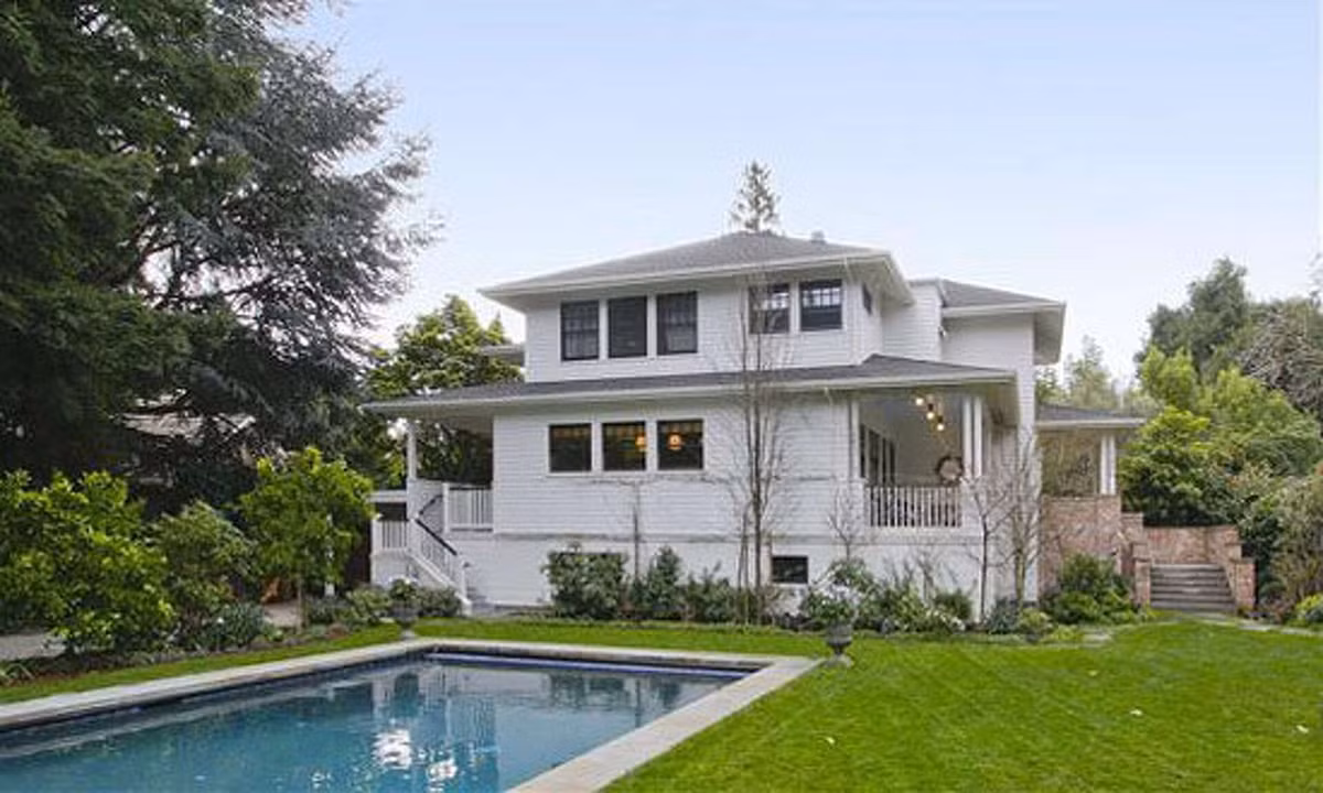 Ngôi nhà đồ sộ của Zuckerberg ở Palo Alto (California) được cho là có giá 7 triệu USD, rộng khoảng 520 mét vuông, có hồ bơi, nhà bếp rộng rãi với khu vực ăn sáng riêng biệt và sàn nhà có hệ thống sưởi. Ảnh: BI