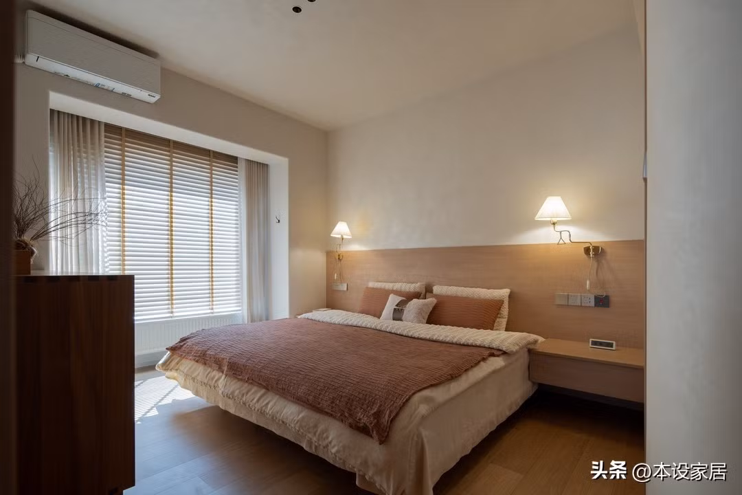 Phòng ngủ chính có tường trắng, rèm mỏng, ánh sáng tự nhiên tạo bóng đổ đẹp mắt. Ảnh: Toutiao