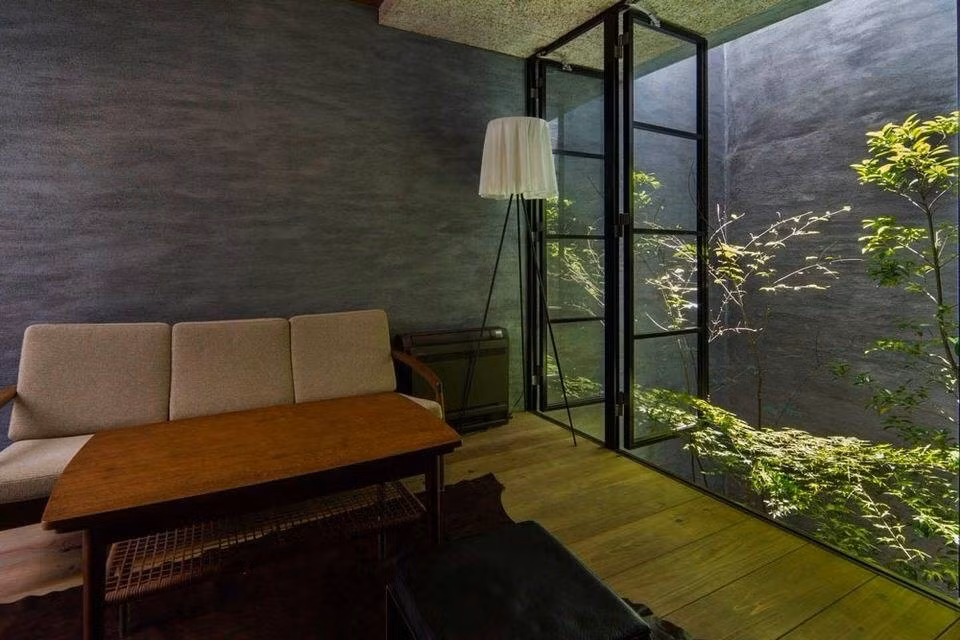 Gác lửng được sử dụng như phòng khách là một bước chuyển nhẹ nhàng từ phong cách thẩm mỹ hiện đại hơi hướng u tối sang phong cách thẩm mỹ sáng sủa. Ảnh: Homeli