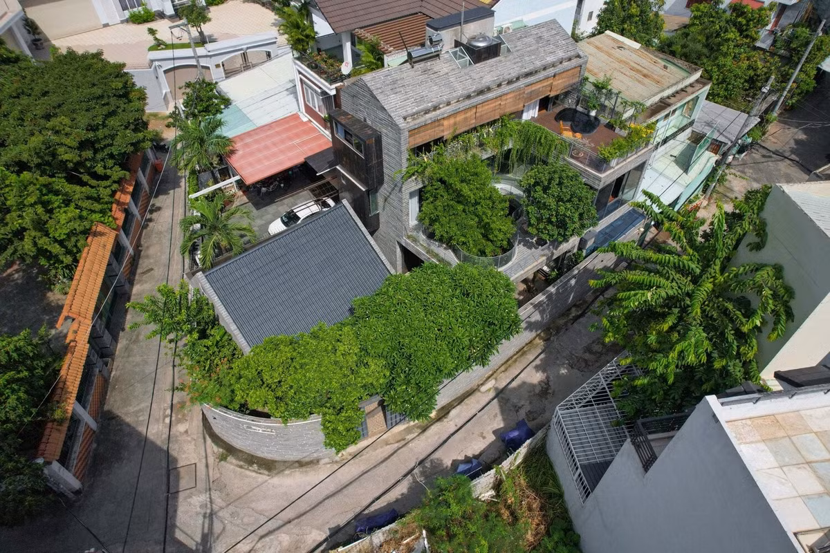 Tọa lạc tại TP HCM, Linh Trung House gây ấn tượng với sự hòa quyện giữa cây xanh và các khối bê tông được đúc một cách mềm mại. Ảnh: Quangdam