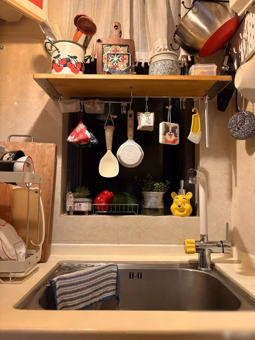 Diện tích bếp chỉ 4m2 nhưng bố trí đầy đủ công năng. Ảnh: Xiaohongshu