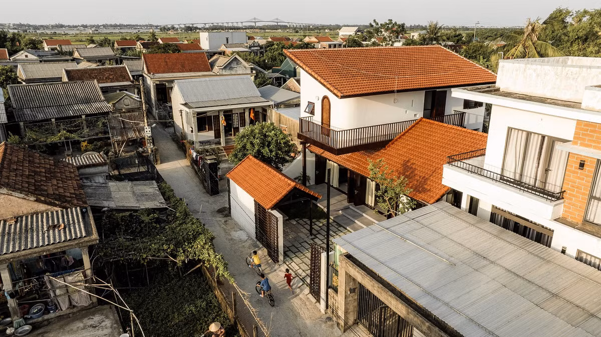 Từ những thách thức này, kiến trúc sư tìm kiếm một thiết kế giữ được tinh thần của ngôi nhà ba gian, hai chái đồng thời điều chỉnh cho phù hợp với nhu cầu hiện tại: đơn giản, tiết kiệm chi phí và có thể mở rộng cho nhà ở nông thôn trên khắp Việt Nam. Ảnh: Nguyen Dang Hieu