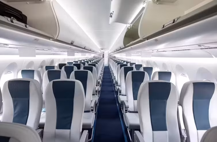 Nghiên cứu cũng chỉ ra, trên máy bay thân hẹp, hành khách ngồi ghế cạnh lối đi có khả năng sống sót cao hơn, vì họ có thể di chuyển nhanh đến cửa thoát hiểm. Ảnh: CQU