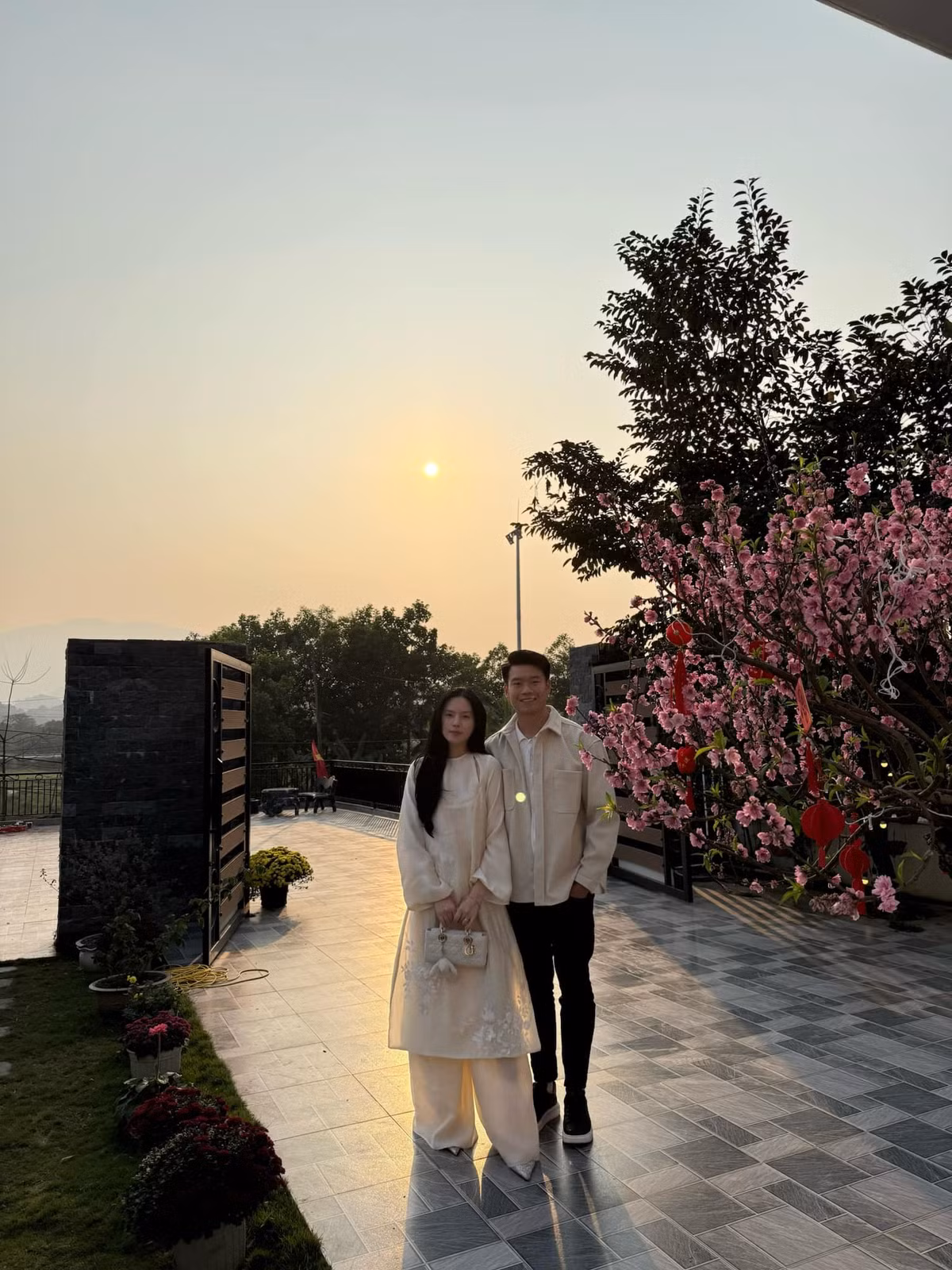 Phía trước nhà là khoảng sân rộng. Ảnh: FB Ngô Tố Uyên