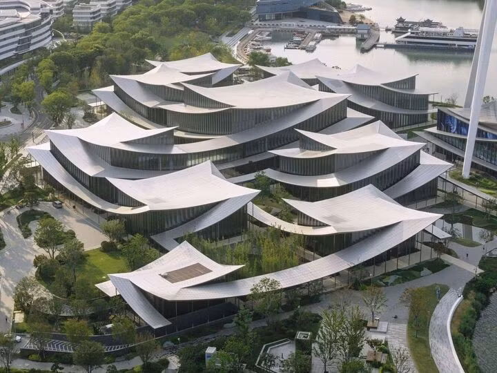 Dự kiến được ​​khai trương vào năm 2026, Bảo tàng Nghệ thuật Đương đại Tô Châu (Trung Quốc) rộng 60.000 m² nằm bên bờ hồ Jinji. Ảnh: Archdaily