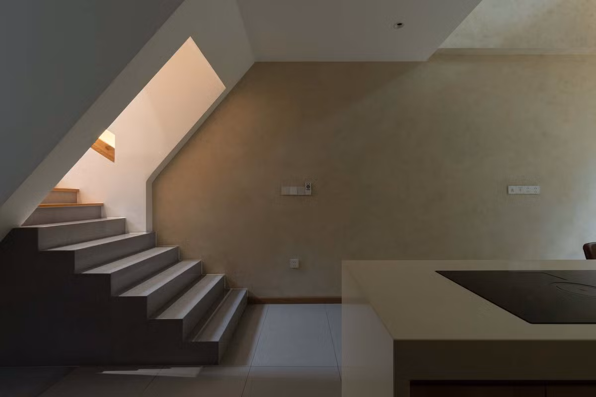 Với cấu trúc lệch tầng, ngôi nhà tạo sự linh hoạt trong không gian, đồng thời tăng cường thông gió và chiếu sáng tự nhiên. Ảnh: Quang Dam