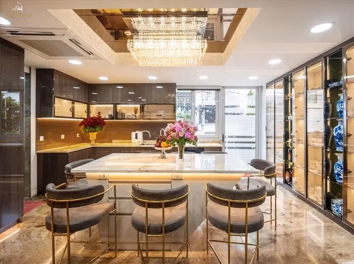 Phòng bếp sử dụng hầu hết nội thất gỗ. Ảnh: FBNV