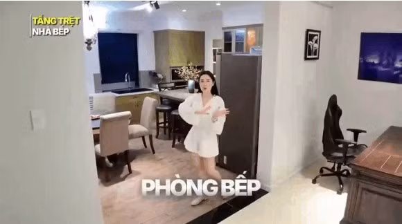 Phòng khách và bếp có thiết kế liền kề nhau. Gon Pink đang cân nhắc lắp cửa lùa để hạn chế tình trạng mùi thức ăn khi nấu nướng. Ảnh chụp màn hình