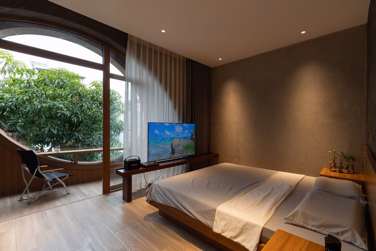 Tầng hai là không gian sinh hoạt của bố mẹ, kết hợp phòng thờ. Phòng ngủ của em gái và gia chủ được bố trí ở tầng ba. Ảnh: Quang Dam