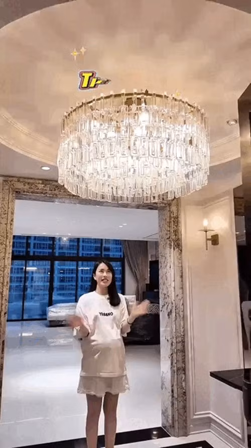 Sảnh vào ấn tượng với đèn chùm kích thước lớn. Ảnh chụp màn hình