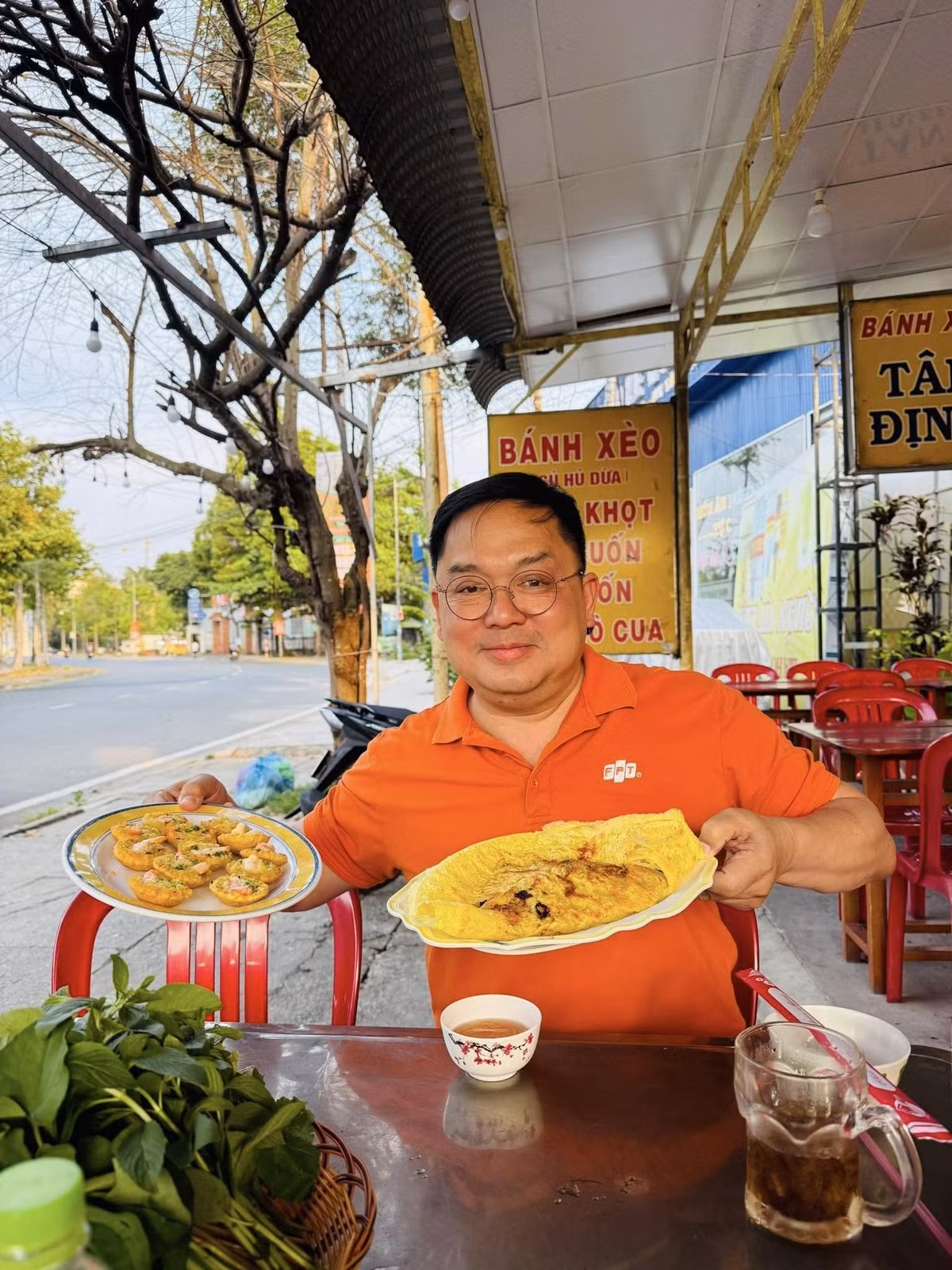 Là sếp lớn nhưng ông cũng không cần phải ăn uống ở những nhà hàng xa xỉ. Ông sẵn sàng ngồi ăn bún cua "thúi" ở vỉa hè chỉ với giá 8.000 đồng và tấm tắc khen ngon. Ảnh: Facebook