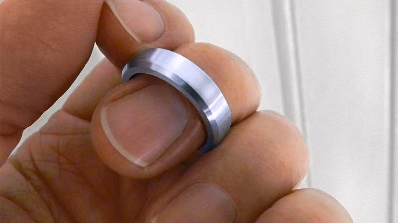 Ngoài ra, rhodium còn được sử dụng để mạ các món trang sức. Các chất liệu kim loại quý khác như vàng trắng và bạc quý khi được thợ kim hoàn mạ rhodium đều sáng và bền hơn. Ảnh: Science