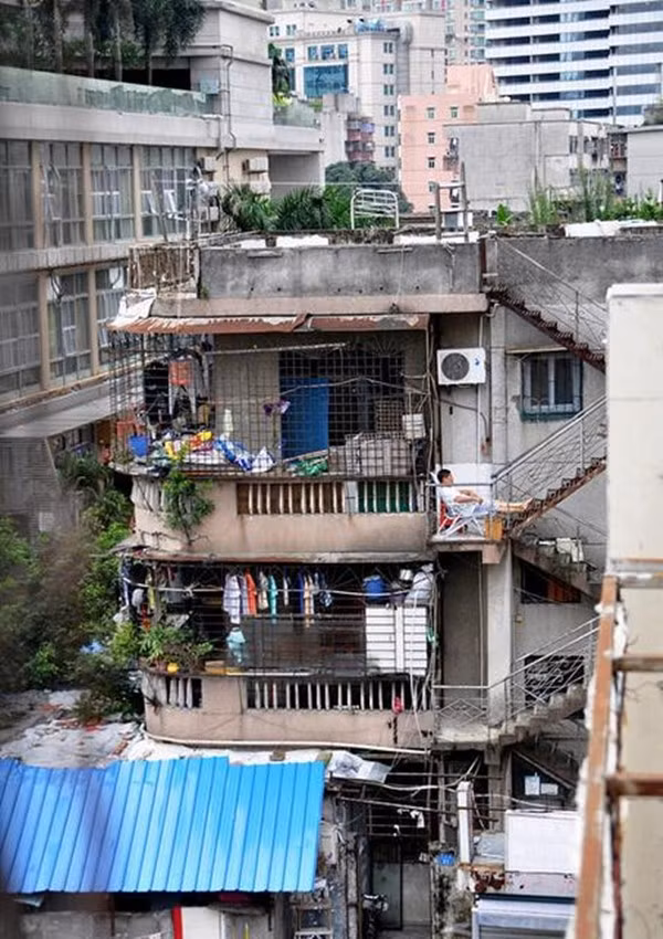 Tuy nhiên, khi các tòa cao ốc xung quanh mọc lên ngày một nhiều, ngôi nhà này ngày càng lạc lõng. Ảnh: Qingdaonews