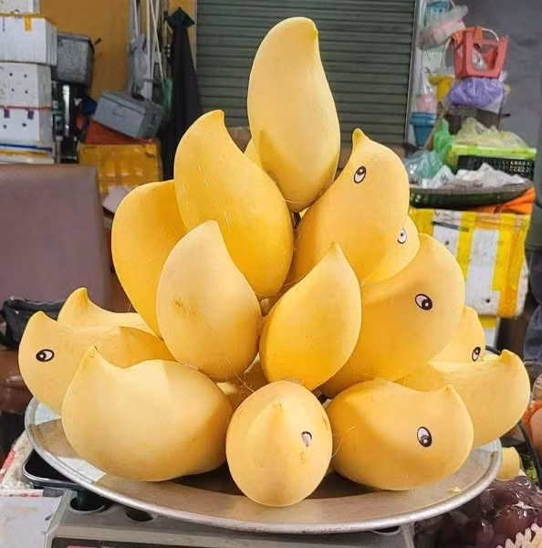 Trên thị trường, giá xoài móc câu dao động từ 25.000 - 50.000 đồng/kg. Ảnh: Facebook