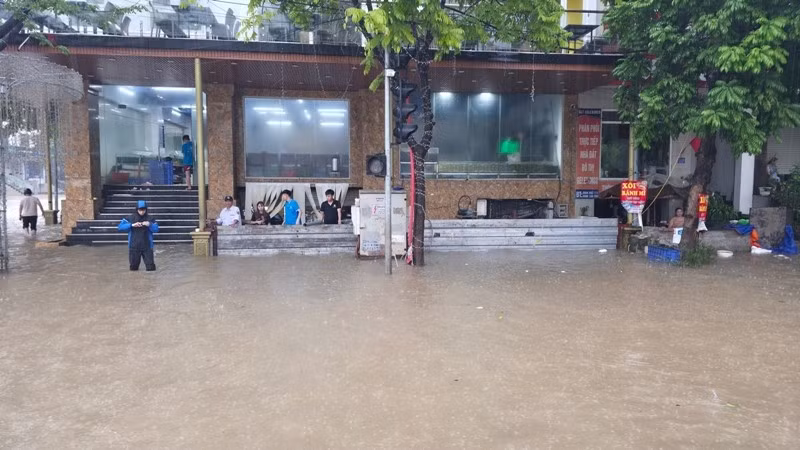 Một số căn biệt thự phải dựng hàng rào bằng tấm tôn để ngăn nước tràn xuống hầm xe. Ảnh: Đời sống &amp; pháp luật
