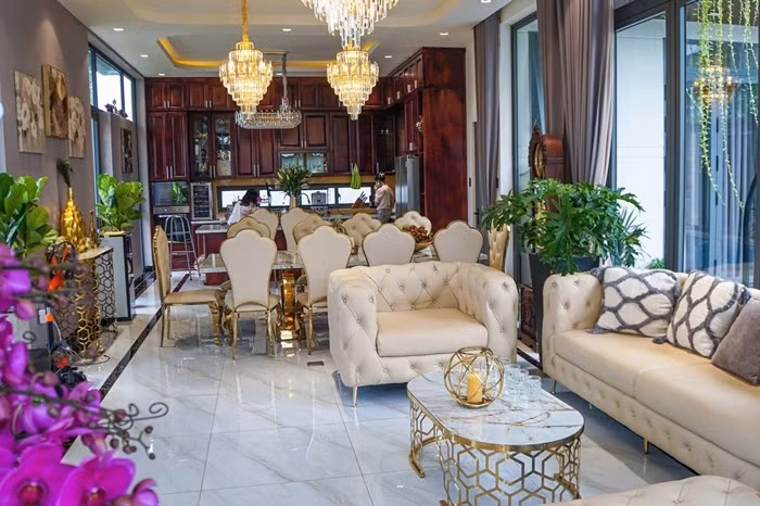 Phòng khách kết hợp bếp vừa là nơi đón tiếp bạn bè, đối tác vừa là không gian sinh hoạt chung của gia đình. Ảnh: FBNV