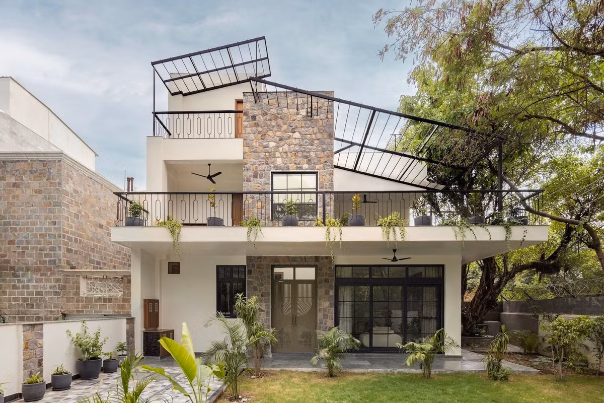 Giữa nhịp sống hối hả của Noida (Ấn Độ), ngôi nhà 3 tầng thanh mảnh mang đến một khoảng lặng. Ảnh: Purnesh Dev Nikhanj
