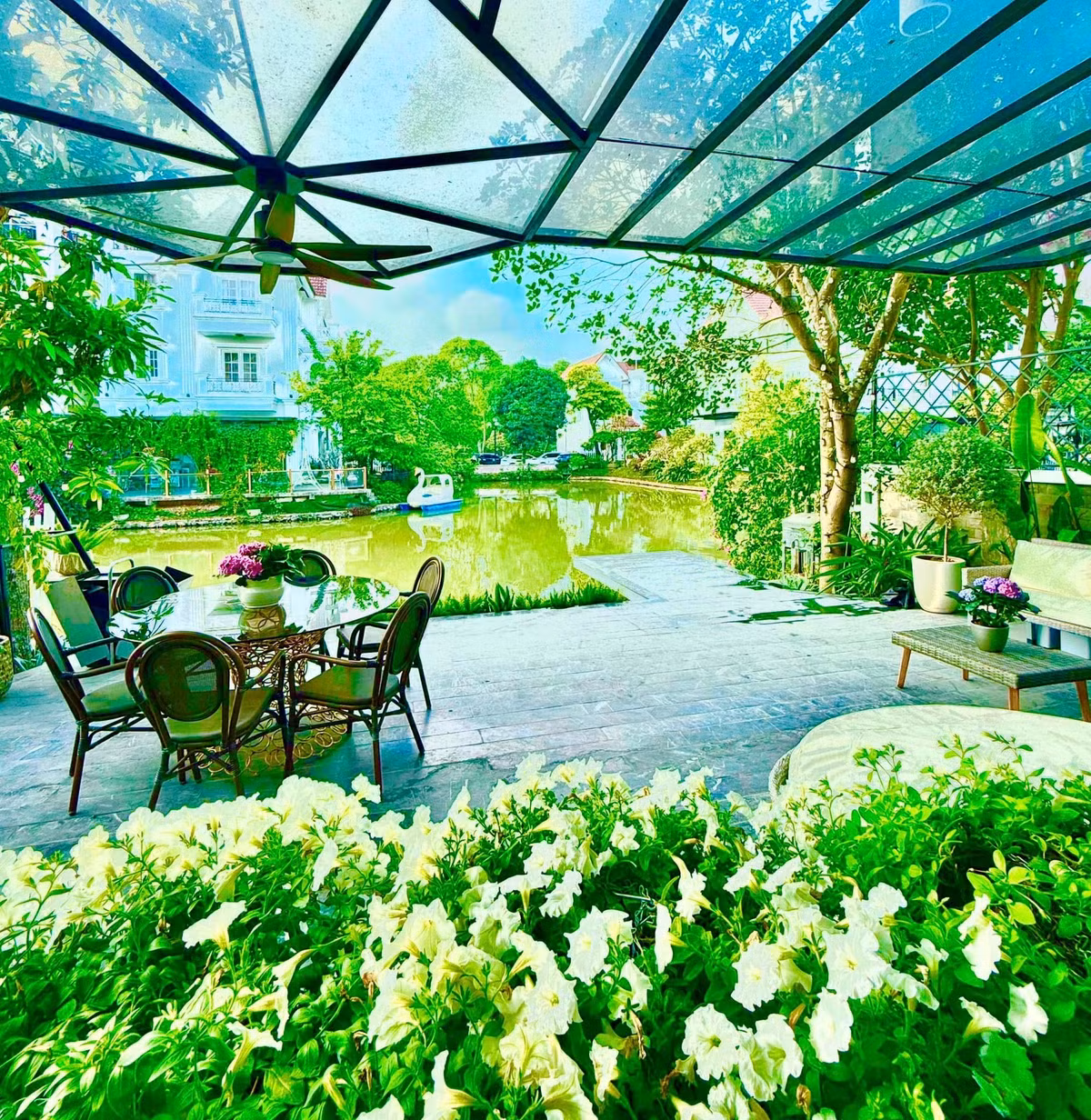 Góc thư giãn view hồ ngập tràn sắc hoa. Ảnh: FBNV