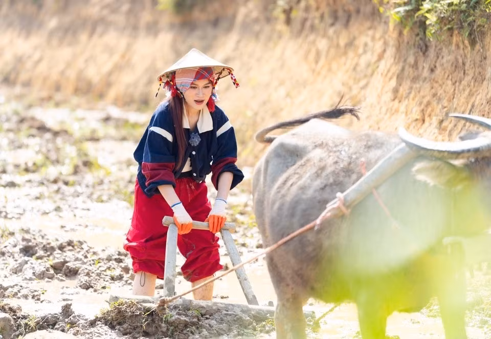 Mới đây, tiểu thư "nhà giàu" Ngọc Thanh Tâm thu hút sự chú ý của khán giả khi hóa thân thành cô gái lam lũ trong Gia Đình Haha - chương trình thực tế gây sốt cõi mạng. Ảnh: Baophunu