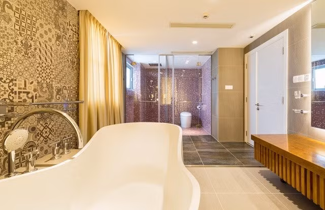 Phòng tắm như trong khách sạn của nữ diễn viên. Ảnh chụp màn hình >>> Mời độc giả xem video: Nhà 25m2 - cơ hội cho nhiều người. Nguồn: VTV24