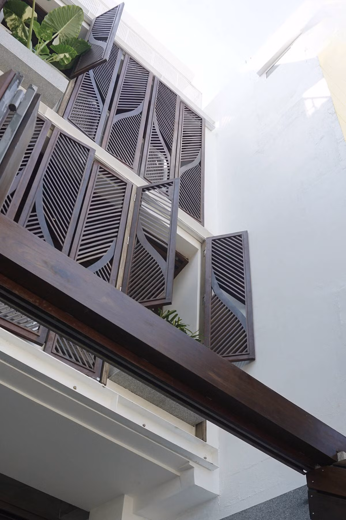 Vật liệu như gỗ và đá tự nhiên được sử dụng xuyên suốt cân bằng với các vật liệu nhân tạo như bê tông, thép nhằm đảm bảo tính bền vững và hòa hợp với môi trường nhiệt đới. Ảnh: Lê Quang Bình
