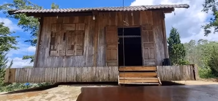 Hơn 20 năm trước, ông Đàn cùng gia đình chuyển đến Hòa Hiệp để lập nghiệp. Thời tiết khắc nghiệt với nắng gió liên tục thay đổi thôi thúc ông nảy ra ý tưởng xây căn nhà có thể tự xoay để tránh hướng gió mưa. Ảnh cắt video