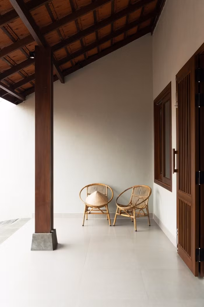 Hàng hiên là nơi diễn ra các hoạt động thường nhật của bà như nhặt rau, nghe đài hay phe phẩy quạt nan ngồi hóng mát. Ảnh: Trọng Tín, Minh Anh