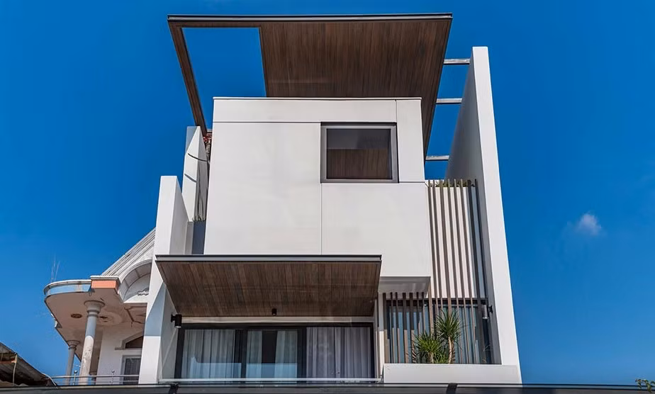Để hóa giải nắng nóng, kiến trúc sư chọn giải pháp thiết kế kiến trúc đặc biệt. Bố cục đặc rỗng của mặt đứng kết hợp với mái đón được tạo ra nhằm cản bớt ánh nắng mặt trời. Ảnh: 3A Design