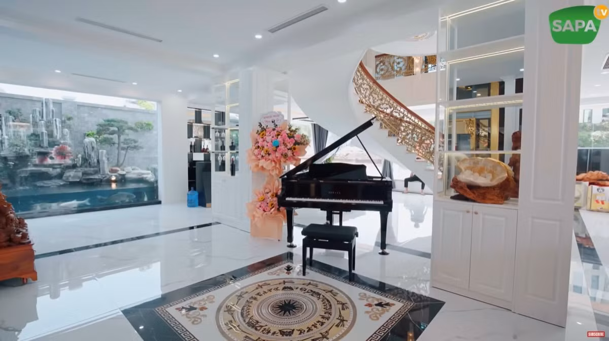 Tầng 1 là khu vực sinh hoạt chung gồm phòng khách, bàn bi-a, đàn piano....Ảnh: Sapa TV