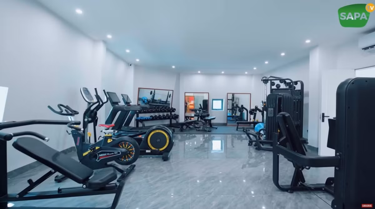 Trong nhà còn có phòng tập gym hiện đại. Ảnh: Sapa TV