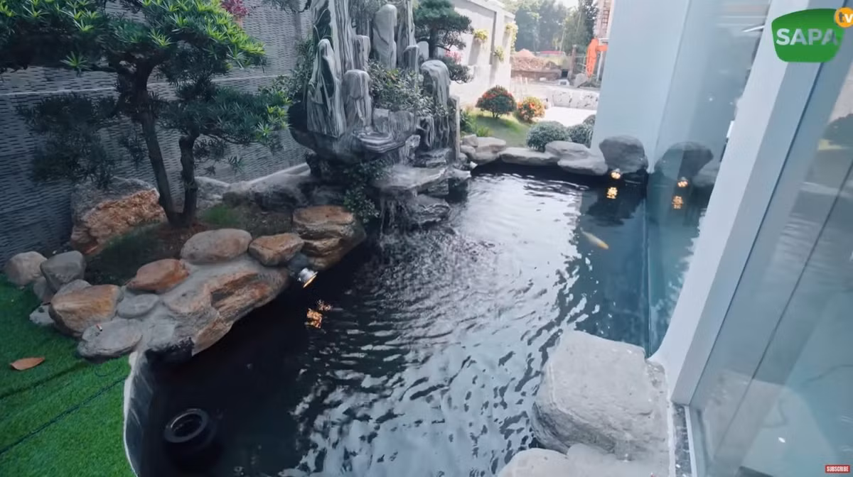 Từ phòng khách có thể đi ra thẳng ra bể cá cảnh nhỏ. Ảnh: Sapa TV