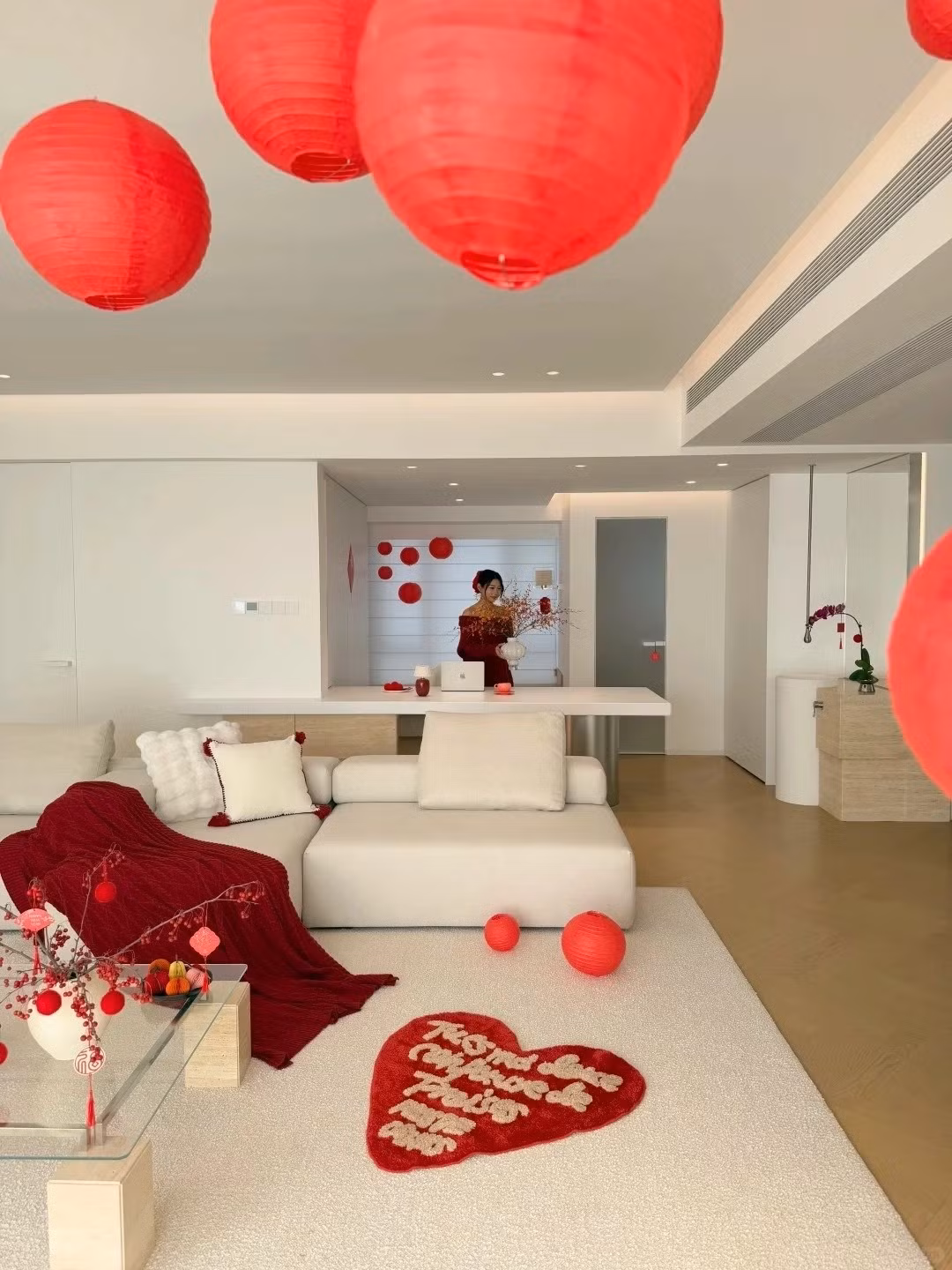 Gần Tết, gia chủ tập trung trang trí theo nguyên tắc ít lớp, tập trung vào màu đỏ truyền thống. Ảnh: Xiaohongshu