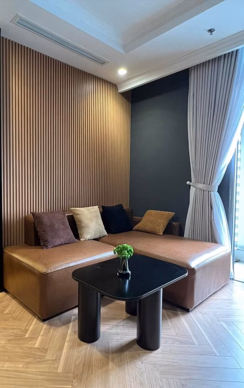 Sofa nâu trầm, kết hợp tường lam gỗ và đệm vải nhiều màu tạo sự gần gũi và ấm cúng. Ảnh: FB Nguyễn Văn Chung