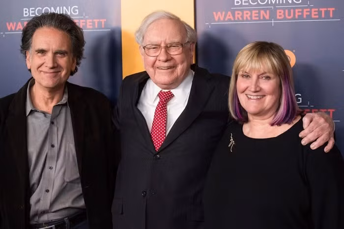 Trái lại, Peter Buffett chưa từng cho thấy hứng thú hay thiên hướng đặc biệt trong đầu tư. Năm 19 tuổi, Peter Buffett nhận khoản thừa kế 90.000 USD bằng cổ phiếu Berkshire Hathaway. Peter Buffett đã bán hết số tiền đó, bỏ học Đại học Stanford và chuyển đến một căn hộ ở San Francisco để tập trung vào sự nghiệp âm nhạc. Ảnh AP