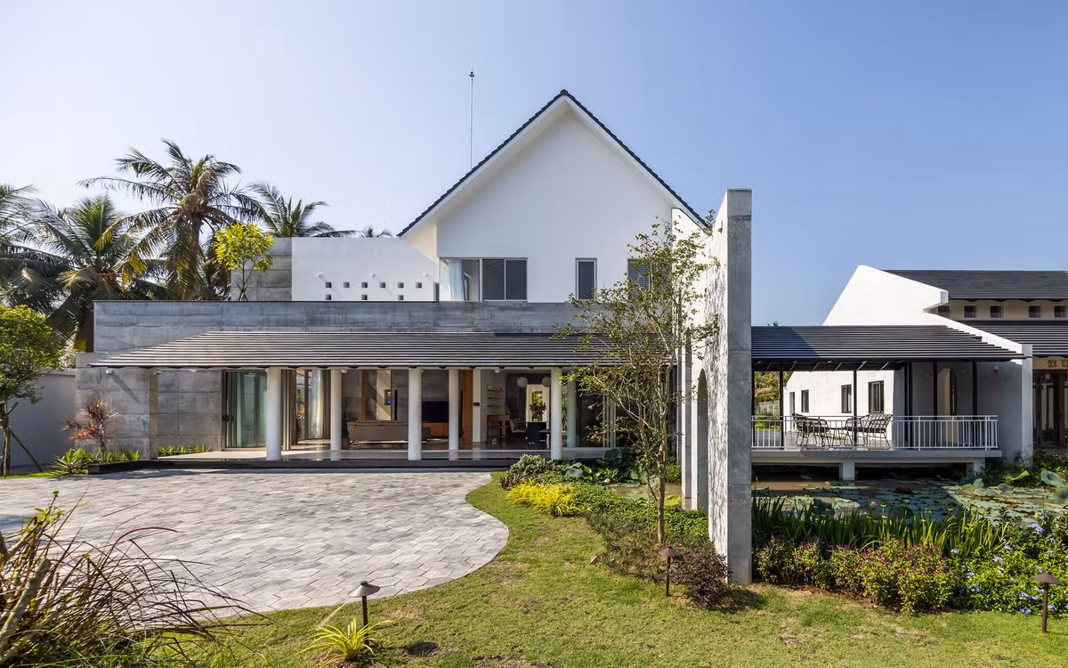 Nằm giữa một vùng nông thôn yên bình ở đồng bằng sông Cửu Long (Việt Nam), ngôi nhà đối mặt với thách thức kép: vừa sống hòa hợp với thiên nhiên nhưng vẫn đáp ứng nhu cầu của gia đình đa thế hệ. Ảnh: Oki Hiroyuki