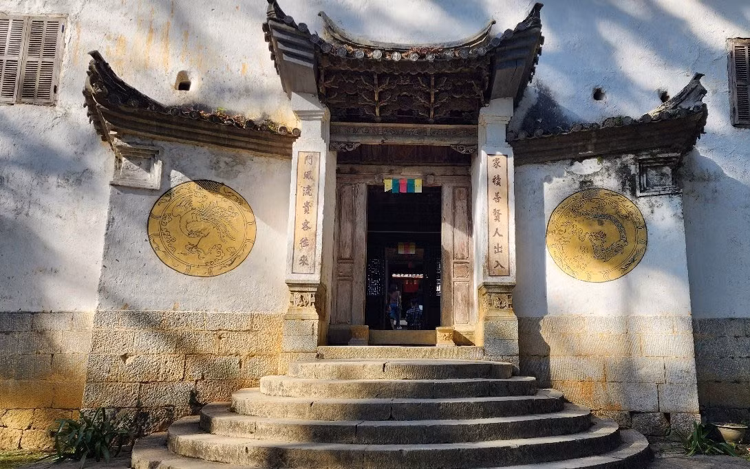 Nằm giữa cao nguyên đá Đồng Văn, thuộc tỉnh Tuyên Quang, (trước kia là Hà Giang), dinh thự Vua Mèo ((Dinh thự họ Vương) là một trong những công trình kiến trúc cổ kính và độc đáo bậc nhất miền núi phía Bắc. Ảnh: Vietnamnet