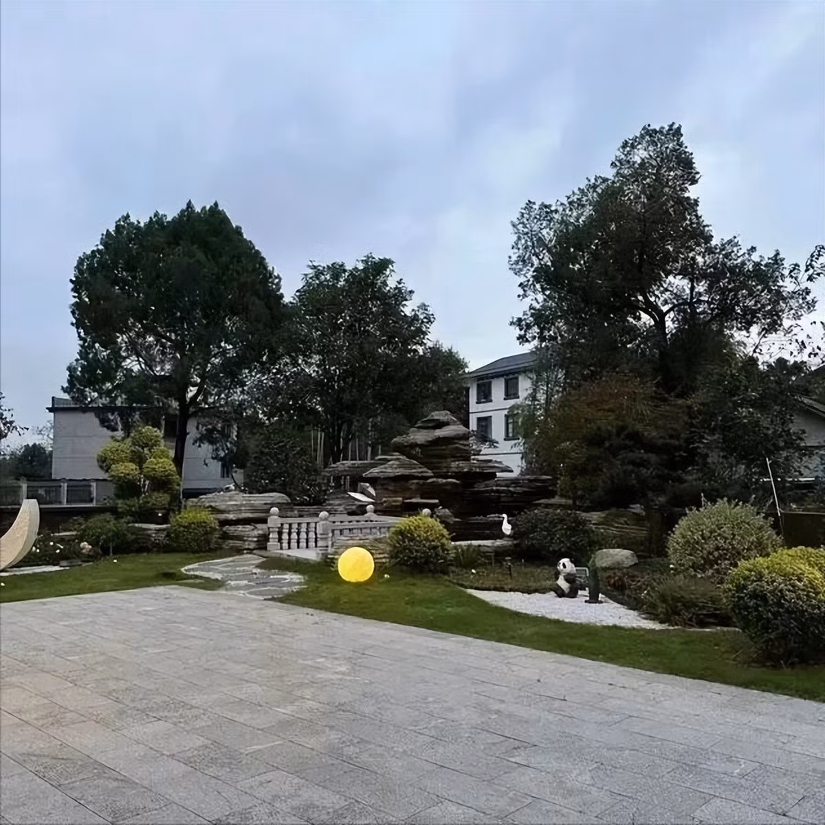 Sau khi nghỉ hưu, một cặp vợ chồng ở Chiết Giang (Trung Quốc) đã chọn xây dựng một căn nhà rộng 125m2 khu đất có sân vườn lên tới hơn 700m2. Ảnh: Toutiao