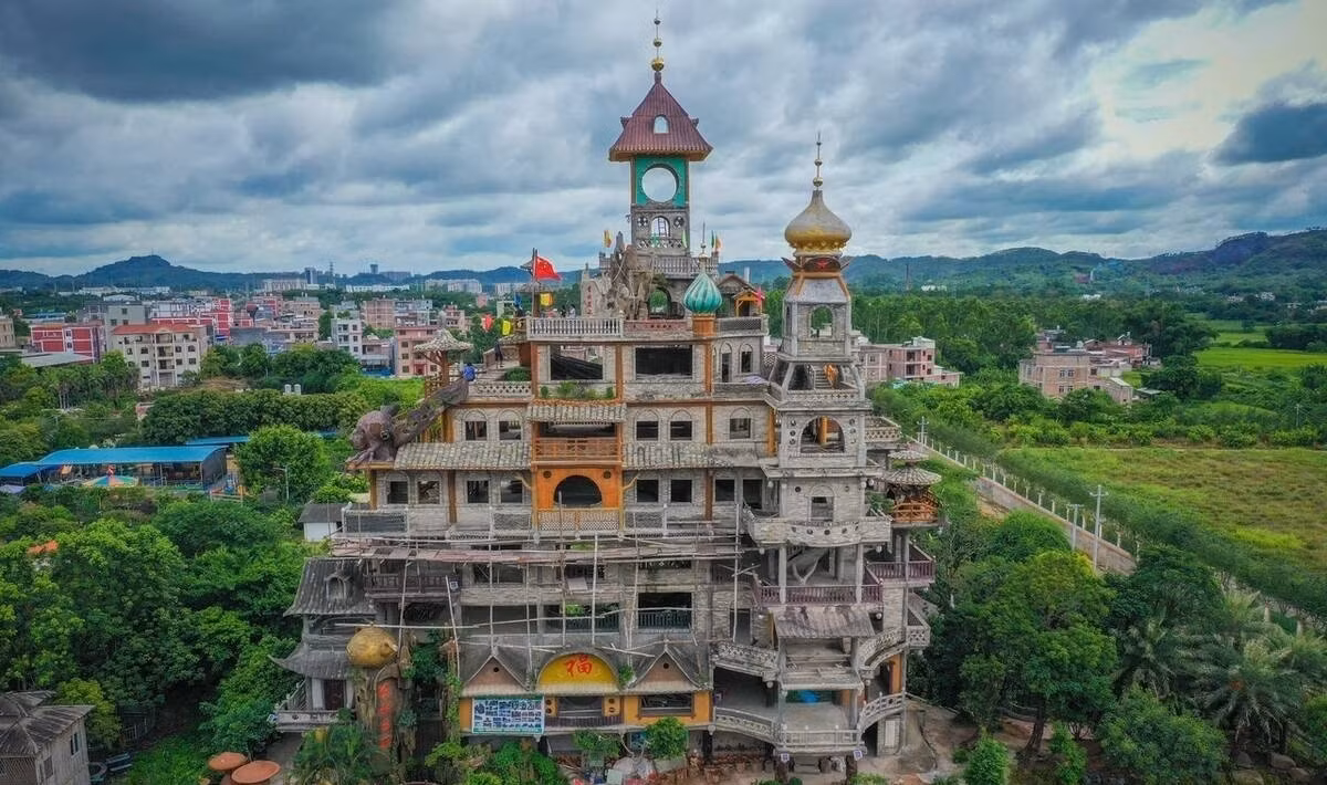 Trên tầng 2, những bức phù điêu Trung Hoa cổ đại do Lý Kế Quang chạm khắc thủ công tạo nên hiệu ứng sống động như thật. Ảnh: Sohu