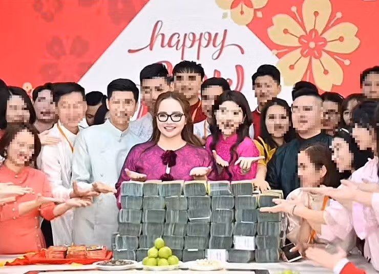 Tết Nguyên đán năm 2025, Hoàng Hường tiếp tục chơi lớn khi bày một bàn toàn cọc tiền dày cộp để lì xì cho nhân viên. Ảnh: Internet