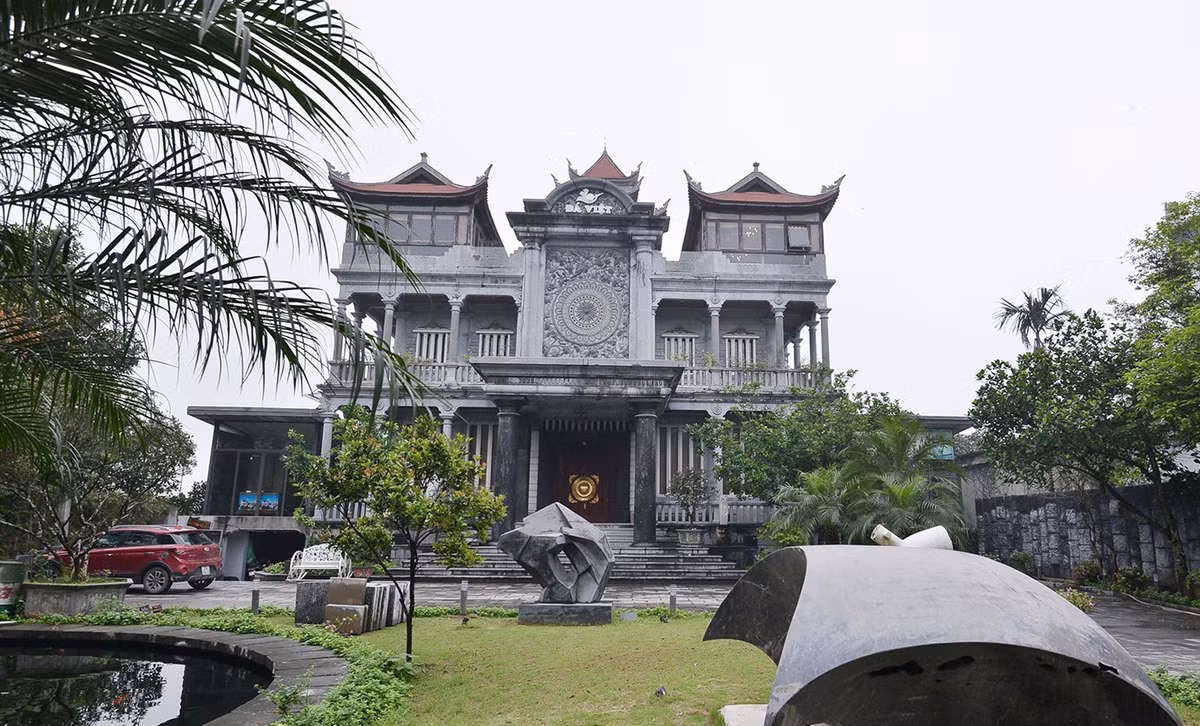 Tọa lạc tại Ninh Bình, tòa lâu đài 3 tầng bằng đá đồ sộ của nghệ nhân Lương Văn Quang nổi bật với kiến trúc độc đáo. Ảnh: Suckhoedoisong