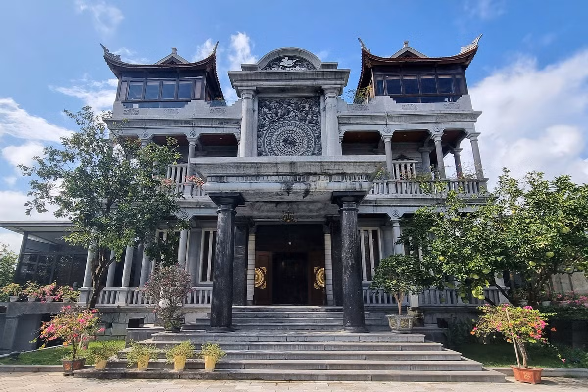 Tòa nhà cao 27 m, được chế tác từ 1.000m3 đá xanh Ninh Vân, tương đương 3.000 tấn đá. Ảnh: Người lao động