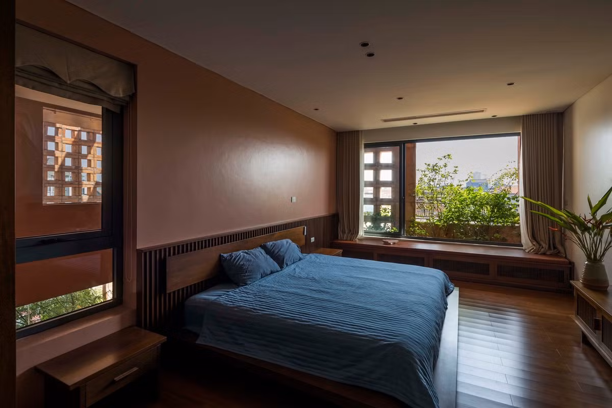 Phòng ngủ có cửa kính lớn nhìn ra cửa sổ của tường gạch gốm. Ảnh: Hiroyuki Oki