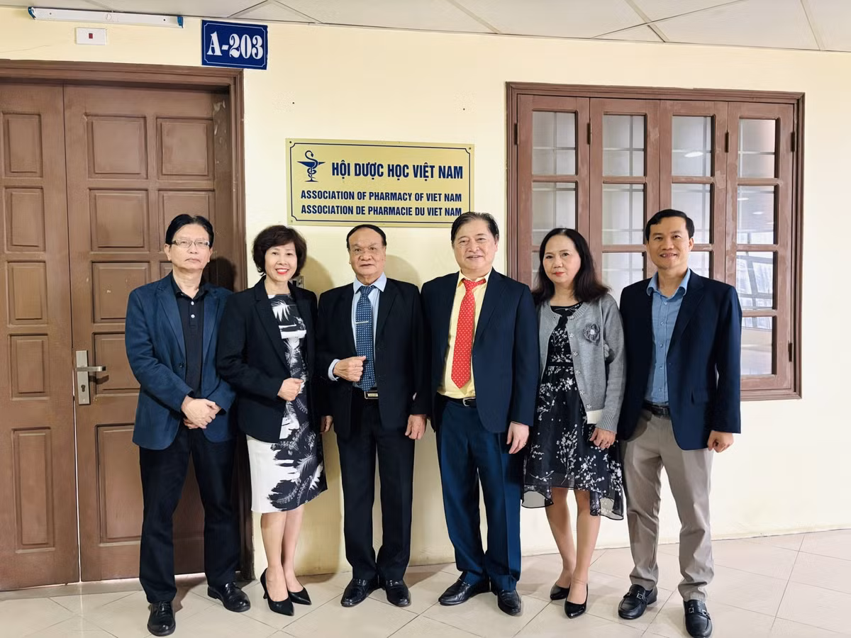 Chủ tịch Phan Xuân Dũng cùng Đoàn công tác của Liên hiệp Hội Việt Nam thăm và chúc mừng Hội Dược học Việt Nam nhân kỷ niệm 71 năm Ngày Thầy thuốc Việt Nam