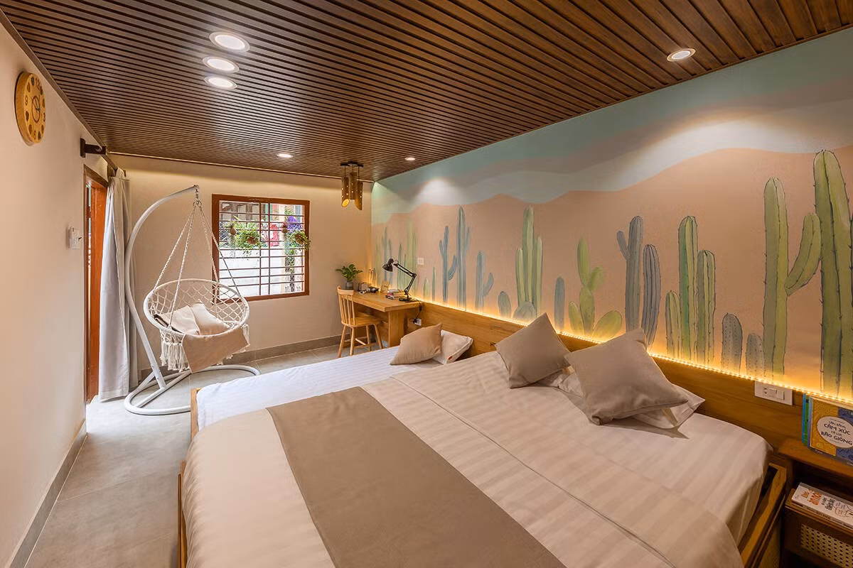 Việc giữ lại những yếu tố truyền thống chọn lọc đồng thời thêm vào các mảnh ghép hiện đại mang đến thành công về cải tạo kiến trúc quy mô nhỏ với hiệu quả cao. Ảnh: Minq Bui >>> Mời độc giả xem video: Nhà 25m2 - cơ hội cho nhiều người. Nguồn: VTv24