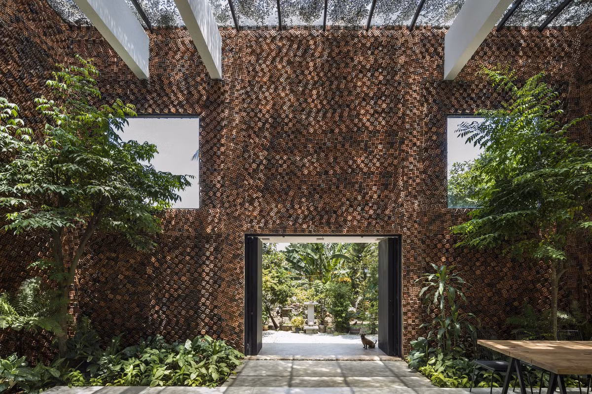 Nằm trong khu đất hơn 1.000m2, Wall House là một công trình độc đáo nằm ngay cạnh sông Đồng Nai. Ảnh: Ảnh: Hiroyuki Oki