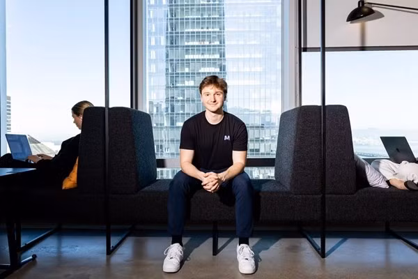 Brendan Foody là một trong 3 nhà sáng lập 22 tuổi của Mercor - startup AI về tuyển dụng có trụ sở tại Thung lũng Silicon. Bộ ba từng là bạn cùng đội tranh biện, nay trở thành tỷ phú nhờ vòng gọi vốn “khủng”. Ảnh: The San Francisco Standard