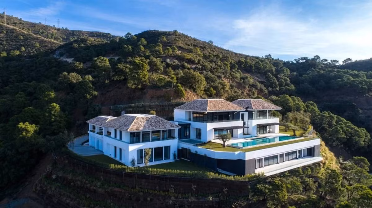 Nam cầu thủ còn có biệt thự hướng biển ở Madeira, căn nhà 36 phòng tại Madrid, bất động sản cao cấp ở Turin và căn hộ trị giá 15 triệu bảng trong Tháp Trump (New York). Ảnh: Rethinking The Future