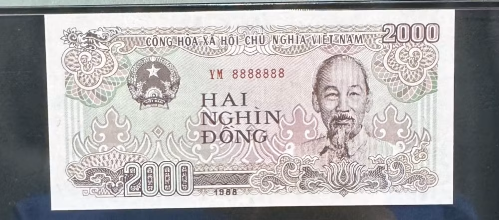 Tờ tiền 2.000 đồng được phát hành cùng ngày với tờ 1.000 đồng, kích thước 134mm x 65mm. Ảnh: Tiền Seri đẹp