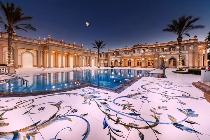 Tọa lạc tại thành phố ven biển Caesarea, dinh thự 210 triệu USD này gây ấn tượng bởi kiến trúc Baroque – Rococo cầu kỳ. Nội thất sử dụng đá cẩm thạch, tượng trang trí phong cách La Mã cùng các chi tiết mạ vàng. Ảnh : Israel Sotheby's International Realty